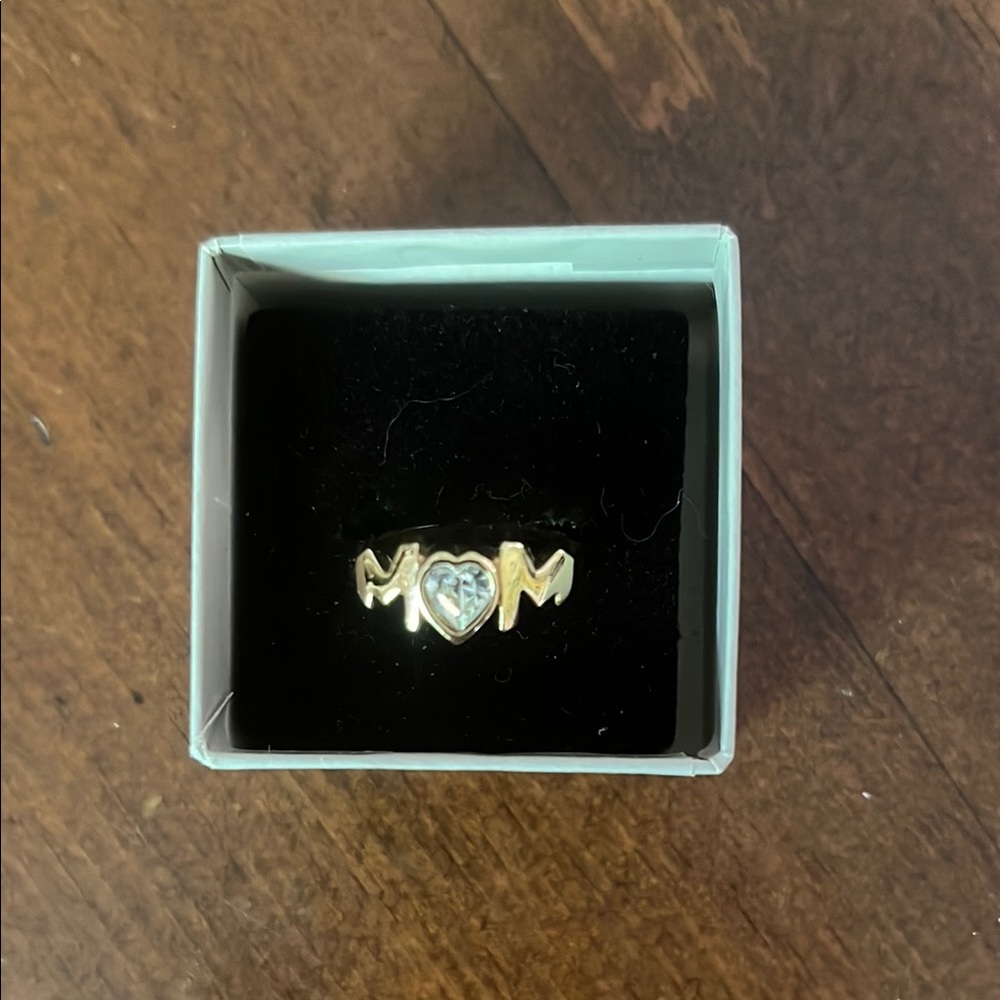 ‘MOM’ Vintage Avon Gold 'Mom' Heart Ring